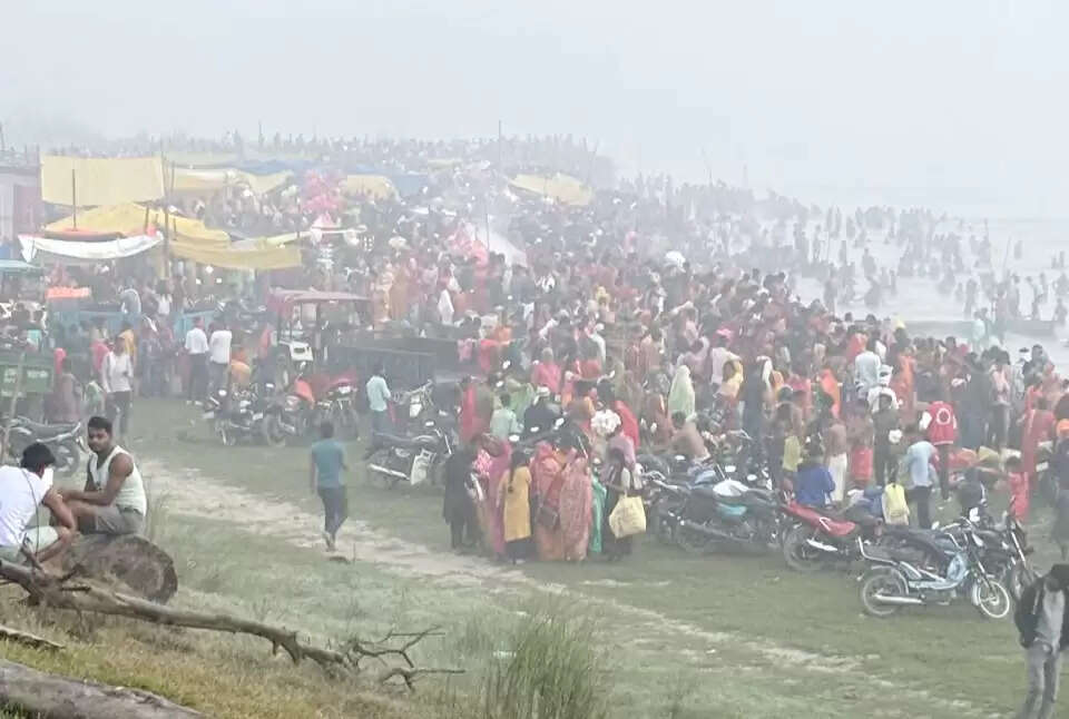 कार्तिक पूर्णिमा पर हजारो श्रद्धालुओं ने देवापुर संगम घाट पर लगाई आस्था की डुबकी