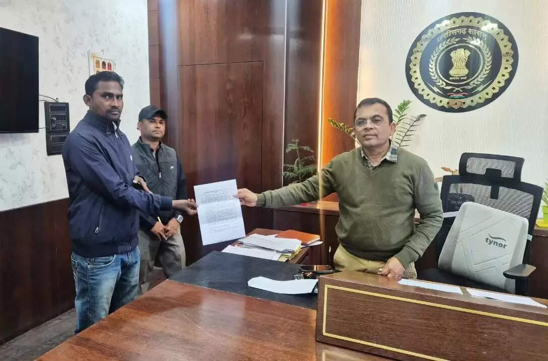 दिवंगत कर्मचारी के आश्रित को मिली शासकीय सेवा, कलेक्टर ने सौंपा नियुक्ति पत्र