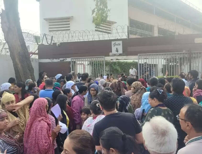 गुजरात के अहमदाबाद में 15 स्कूलों को बम से उड़ाने की धमकी, पुलिस-प्रशासन अलर्ट