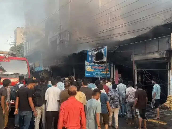 इंदौर में चाइनीज दुकान में भीषण आग, तीन दुकानें जलकर खाक,&nbsp;शॉर्ट सर्किट की आशंका