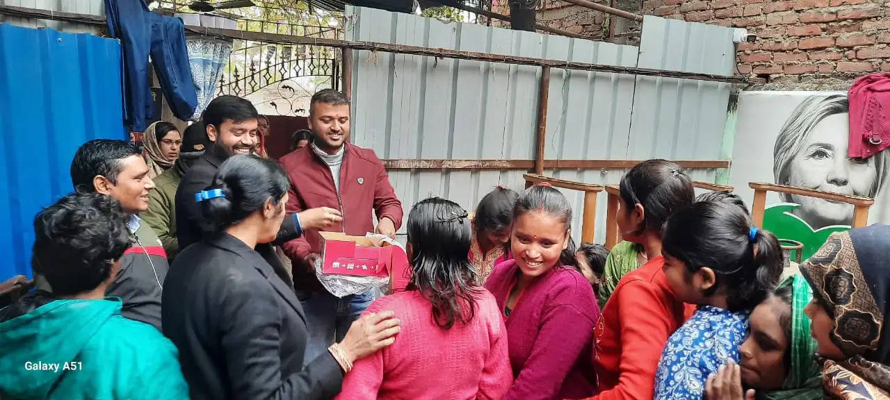 नव वर्ष के अवसर बालक बालिका व दत्तक गृह में बांटी गई मिठाईयां दी शुभकामनाएं