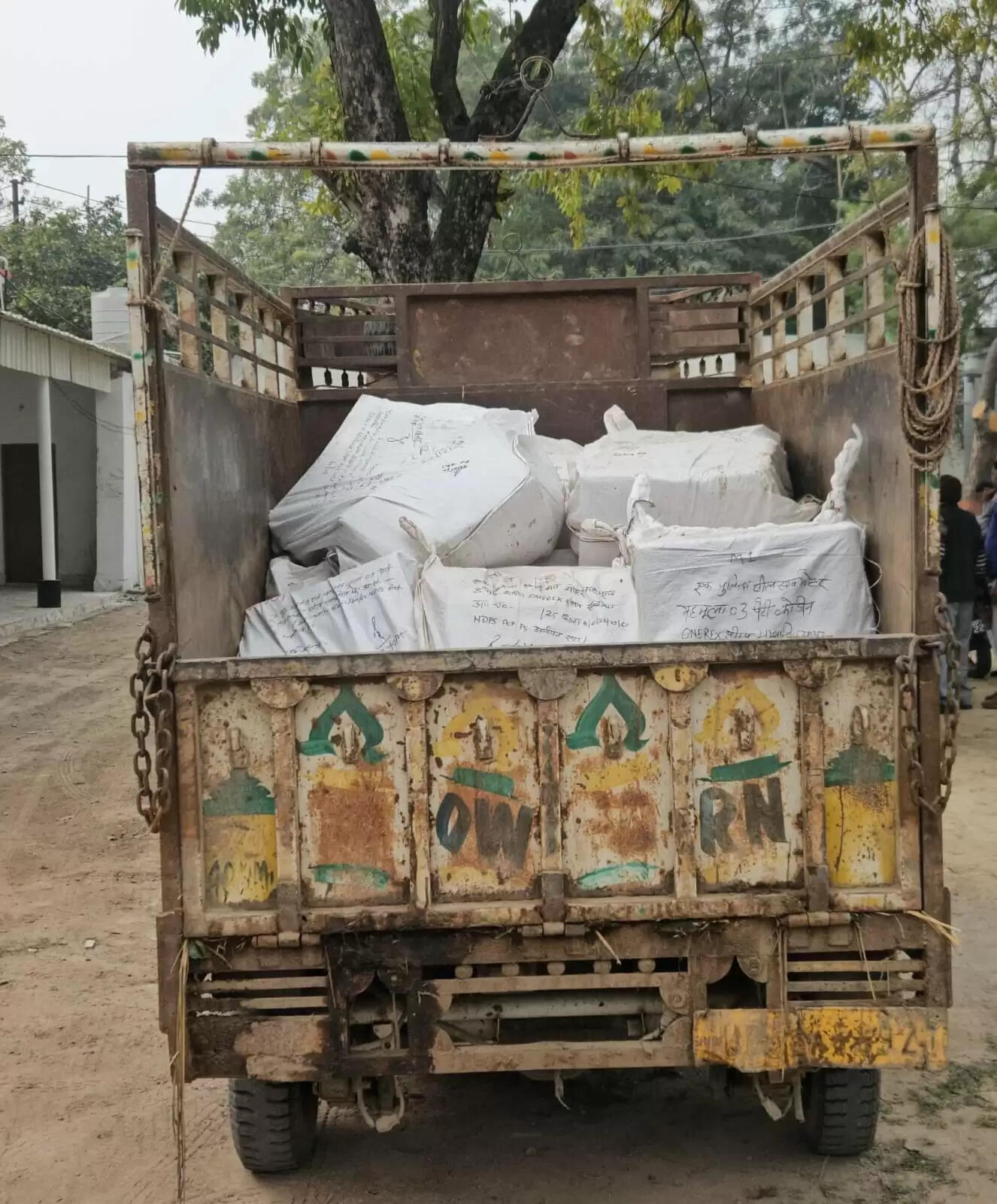 उप्र के एटा से प्रतिबंधित कफ सिरप के 47 कार्टून बरामद, चार गिरफ्तार