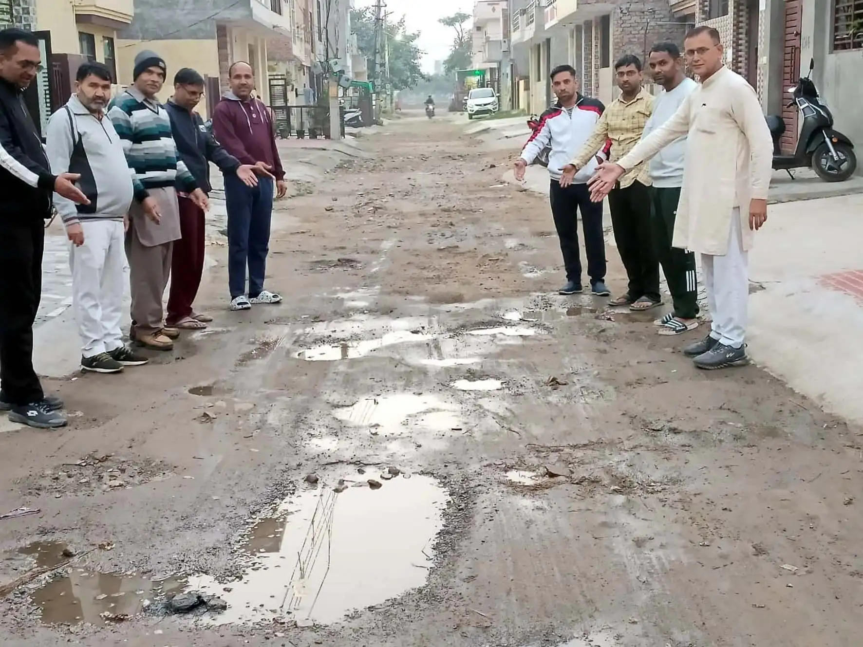 हिसार: एक सप्ताह में सफाई नहीं हुई तो एचएसवीपी कार्यालय के सामने लोग डालेंगे कूड़ा