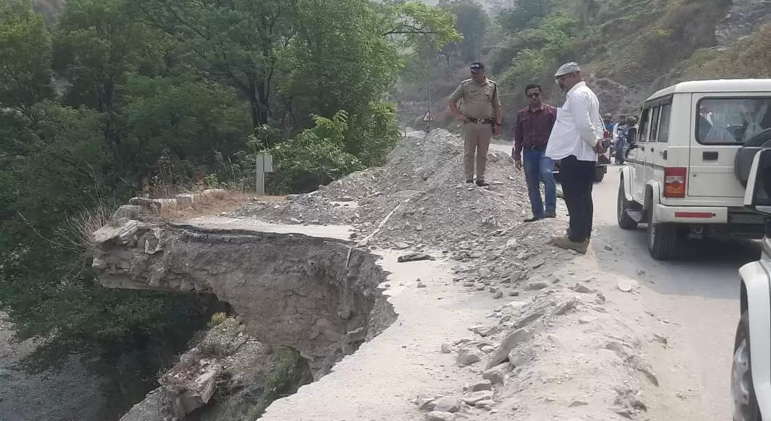 डीएम ने चमोली से बदरीनाथ तक राष्ट्रीय राजमार्ग का निरीक्षक कर चारधाम यात्रा तैयारियों का लिया जायजा