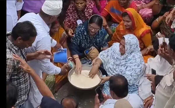 हरदा में कांग्रेस का नगर पालिका के खिलाफ प्रदर्शन, आटे की थाली लेकर पहुंचीं महिला पार्षद