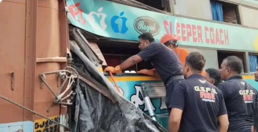 गुजरात के वडोदरा में बस हादसा, छह की मौत, 31 घायल