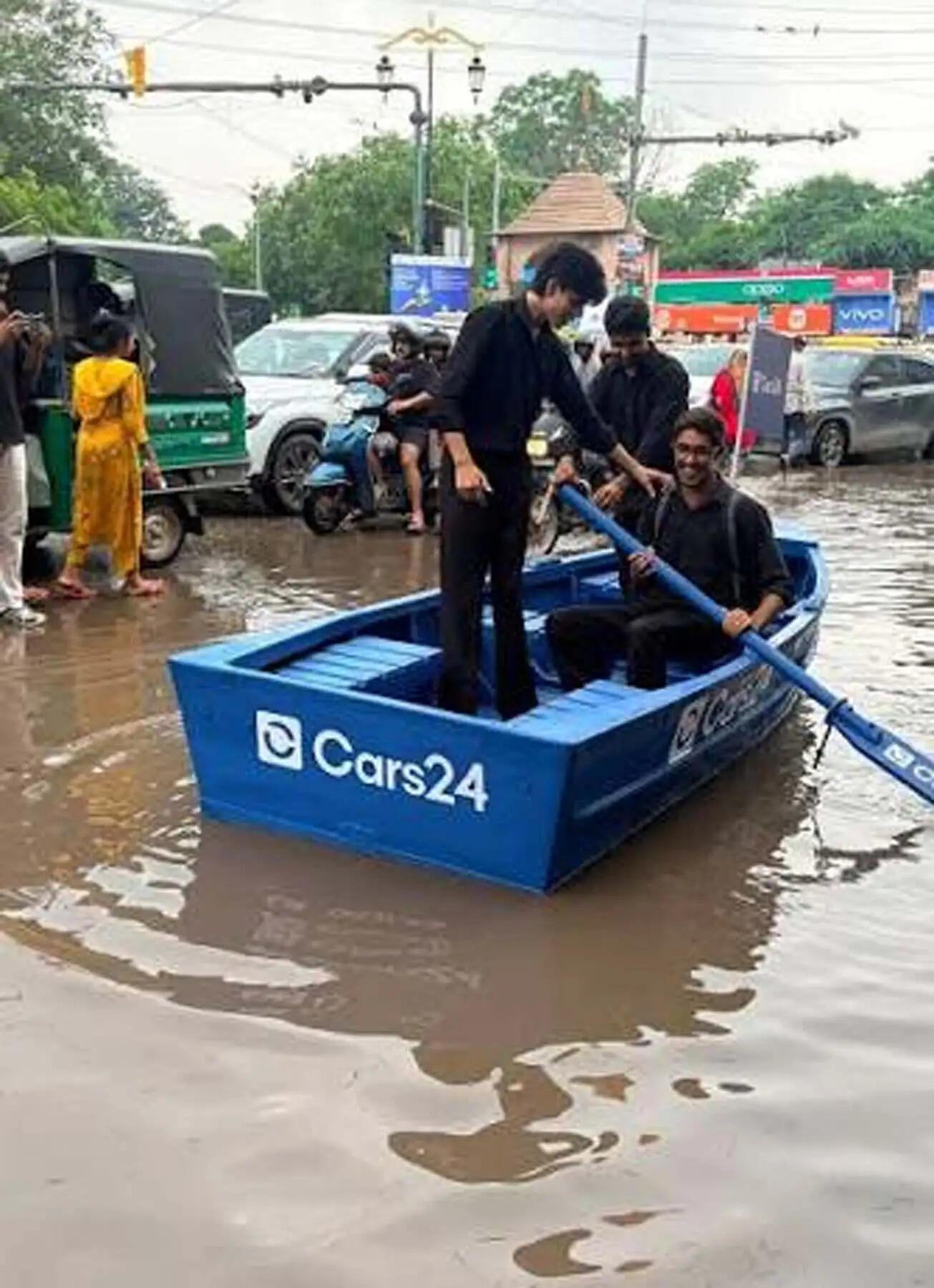 गुरुग्राम: पानी में नाव चलाने पर हाईवोल्टेज ड्रामा, चालान से पुलिस का इंकार