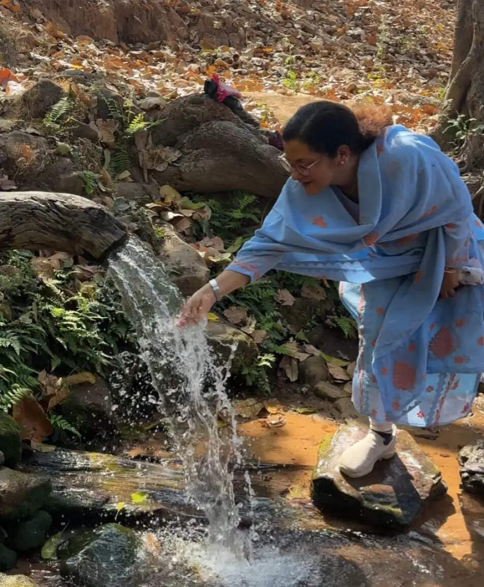 कोरिया : पगडंडी से पहुंची कलेक्टर, गांव की आवाज सुनकर विकास की राह को दी नई दिशा