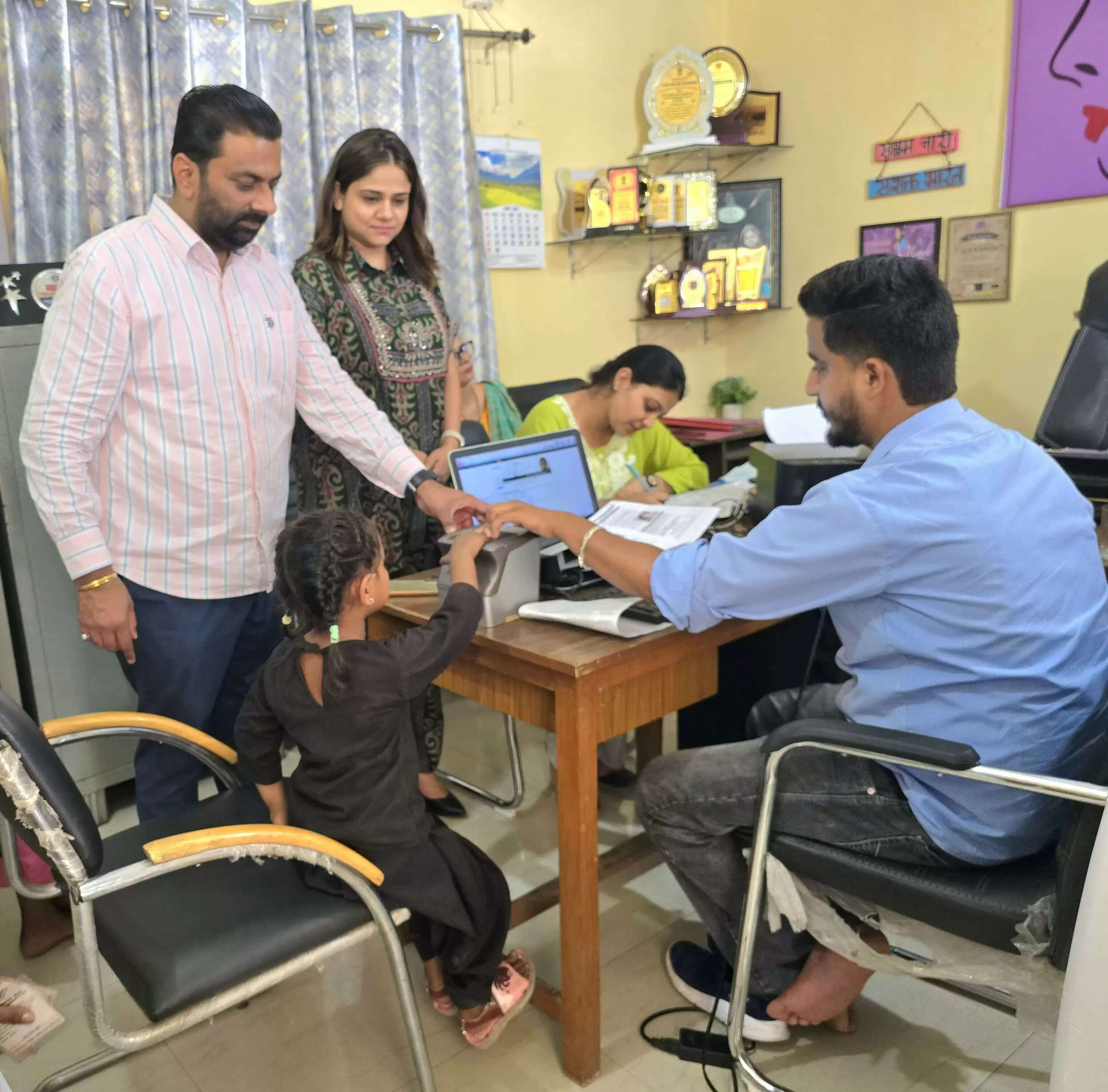 झुग्गी झोपड़ी में रहने वाले वंचित बच्चों के पुनर्वास के लिए आधार शिविर का आयोजन किया