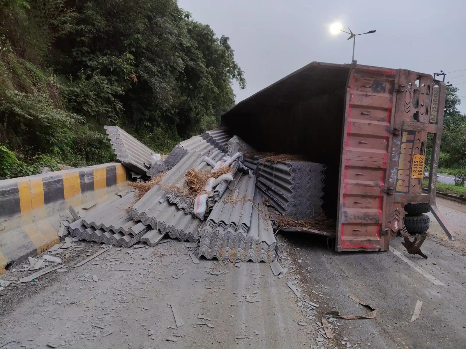 चुटूपालू घाटी में सीट लदा ट्रेलर पलटा, चालक और खलासी घायल