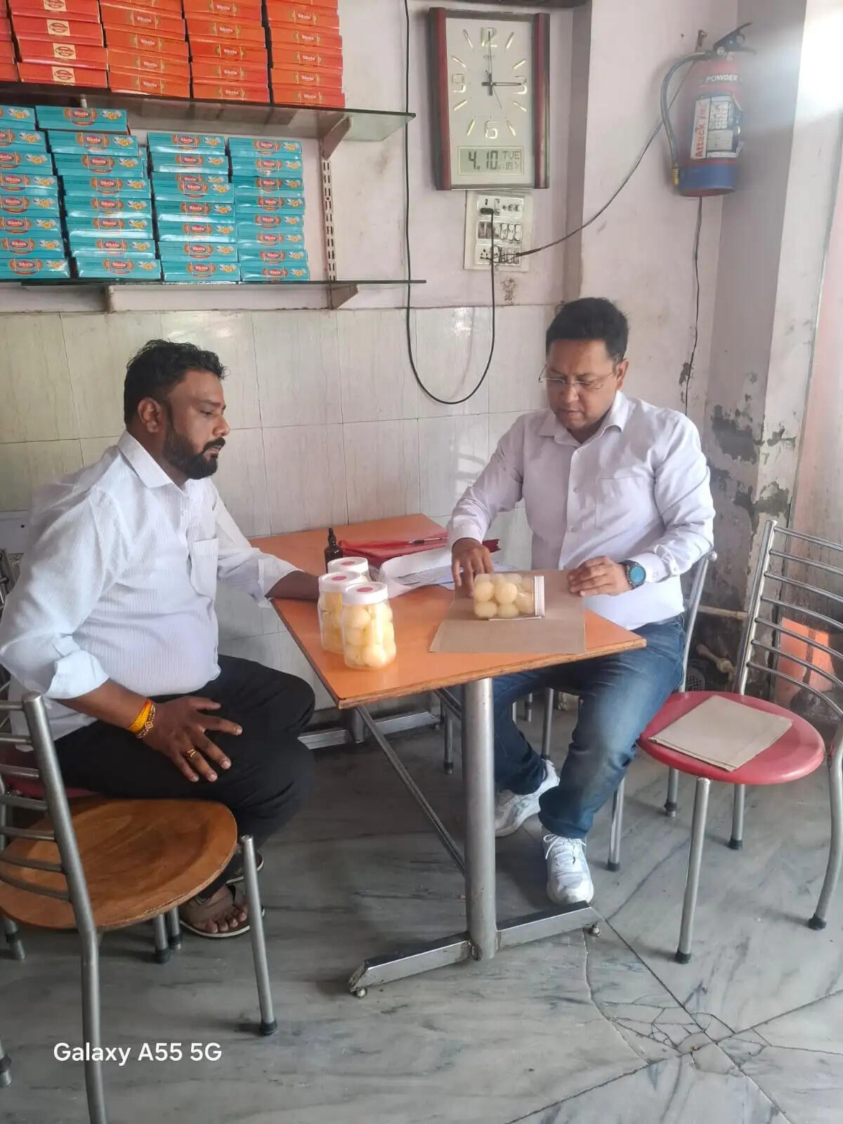 खाद्य सुरक्षा विभाग की छापेमारी, 150 किलो एक्सपायरी रसगुल्ले नष्ट