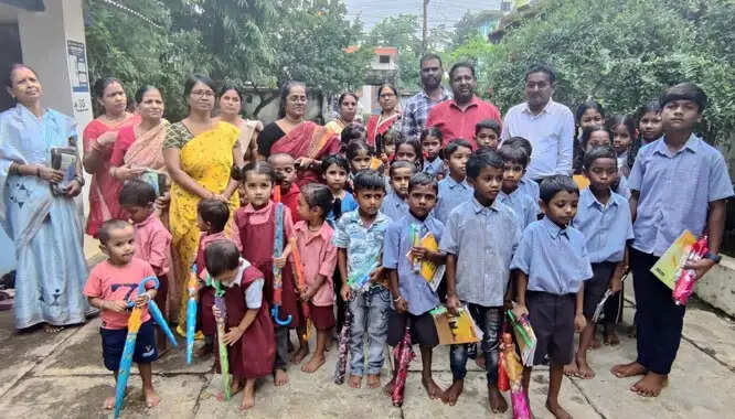 कांग्रेस व्यापारी प्रकोष्ठ शहर अध्यक्ष ने बच्चों को वितरित किए छाते व स्टेशनरी सामग्री