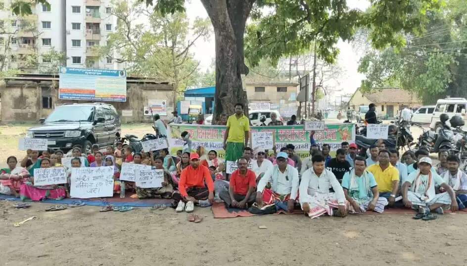 रैयतों ने रोजगार और मुआवजे के लिए किया प्रदर्शन