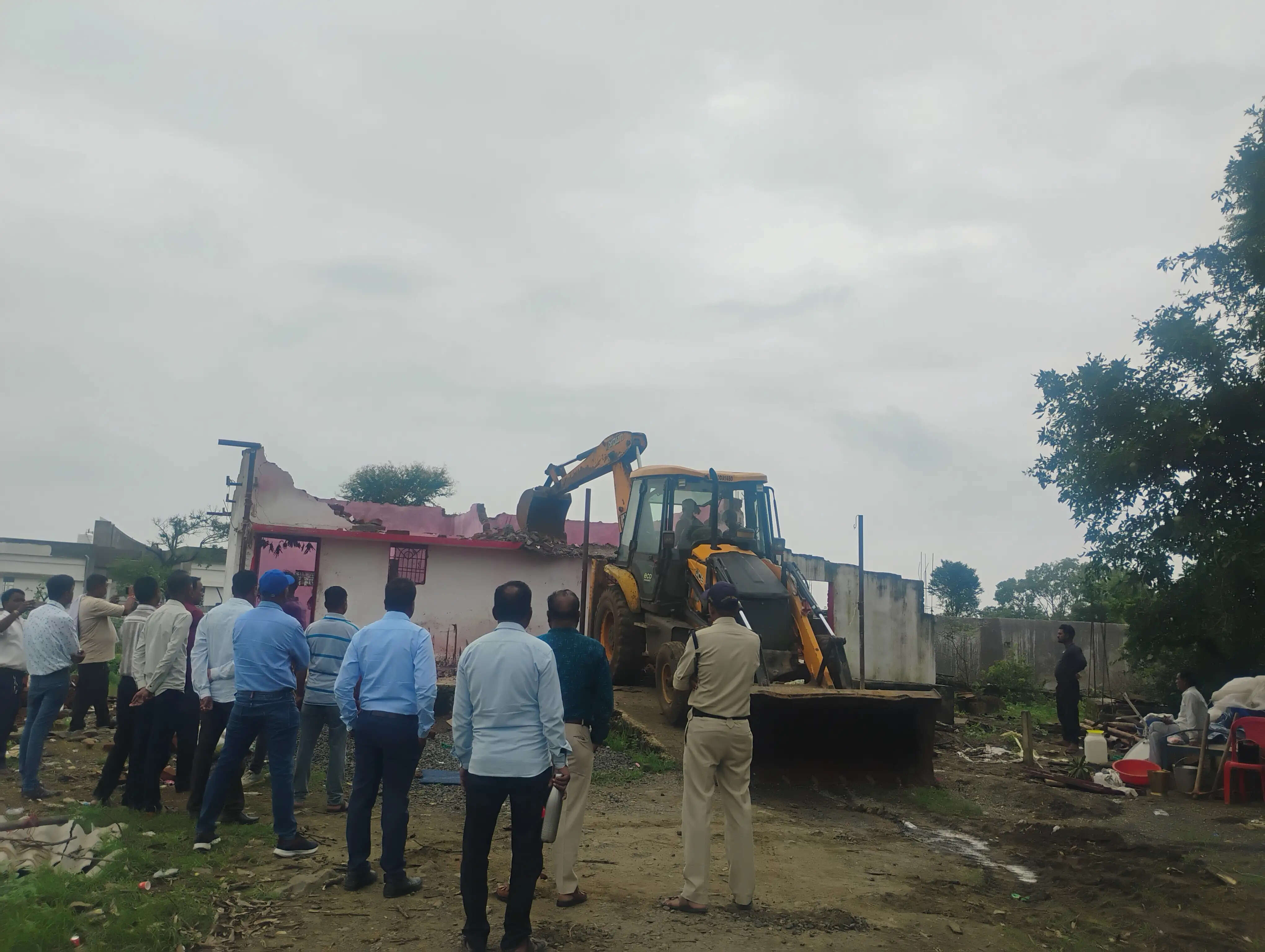 जबलपुरः भेड़ाघाट में हैलीपैड के लिए प्रस्तावित भूमि से अवैध कब्जा हटाया