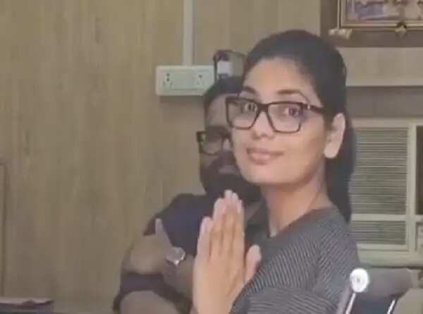 लाेक&nbsp;गायिका&nbsp;नेहा&nbsp;सिंह&nbsp;राठाैर&nbsp;ने&nbsp;हजतरगंज&nbsp;काेतवाली&nbsp;पहुंचकर&nbsp;बेल बॉन्ड की औपचारिकता पूरी की