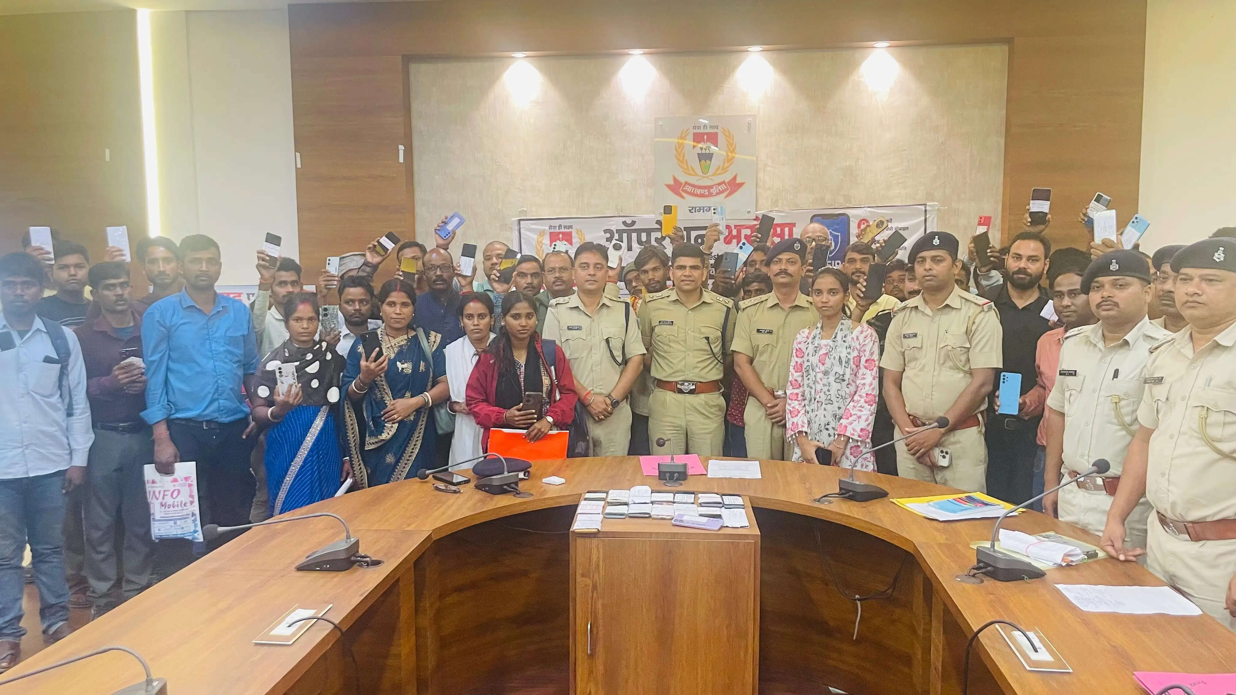 वास्तविक मालिकों को लौटाए गए खोए हुए 56 मोबाइल