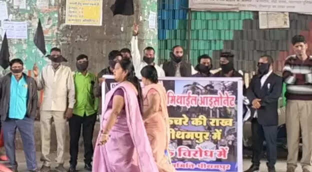 धार : पीथमपुर में गैस त्रासदी के रासायनिक कचरे को हटाने की मांग को लेकर मौन प्रदर्शन