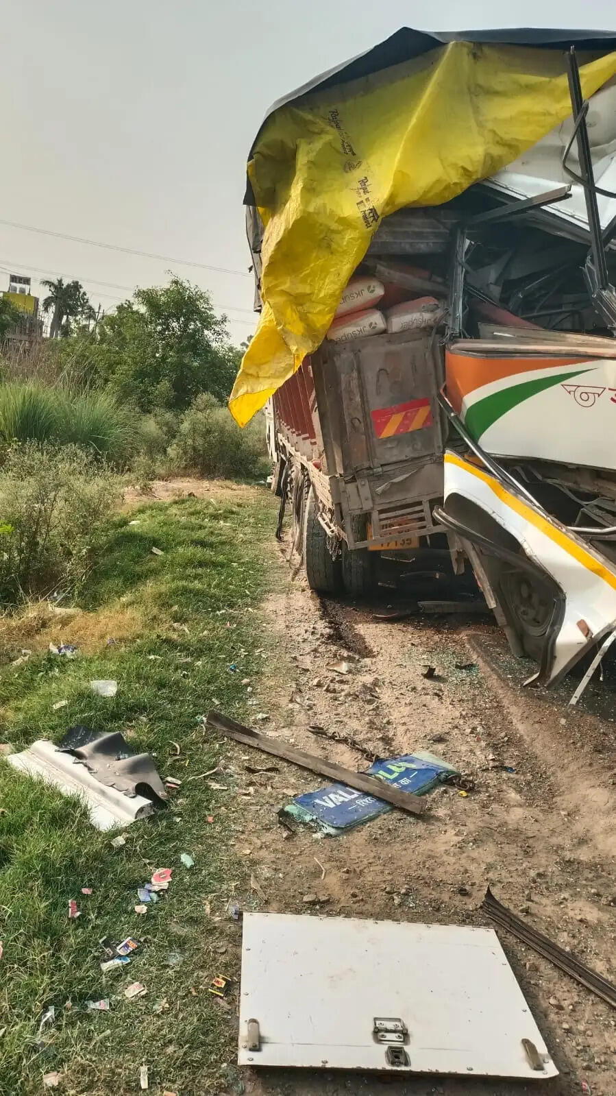 रोडवेज बस खड़े ट्रक से टकराई, चालक की मौत व परिचालक सहित चार यात्री घायल