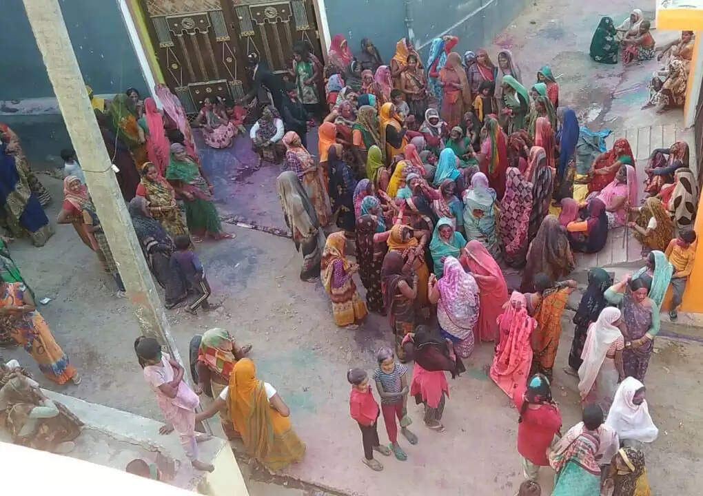 हमीरपुर के कुंडौरा गांव की महिलाओं ने फाग निकालकर लगाए ठुमके