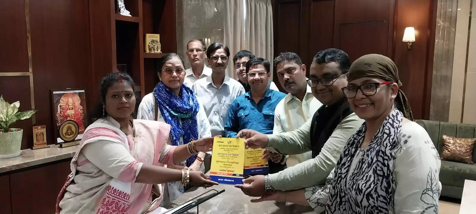 रांची सिटीजन फोरम ने महापौर और उप-महापौर को सौंपी पुस्तक