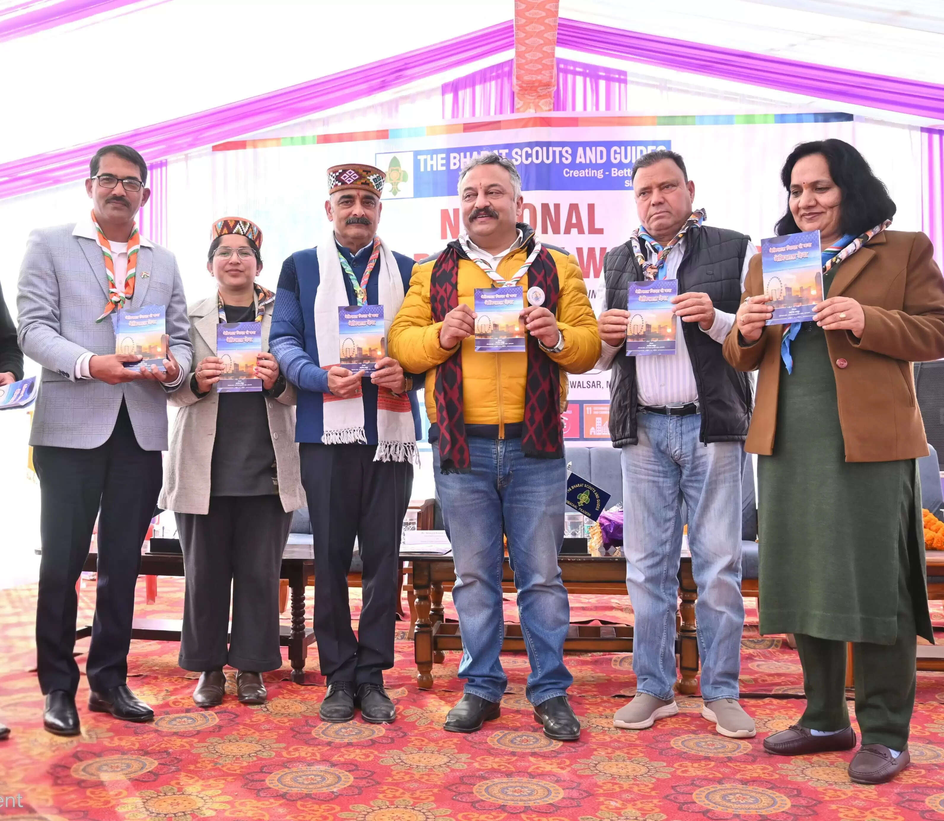 शिक्षा मंत्री ने किया अशोक ठाकुर की पुस्तक बेमिसाल शिक्षा से बना बेमिसाल देश का विमोचन