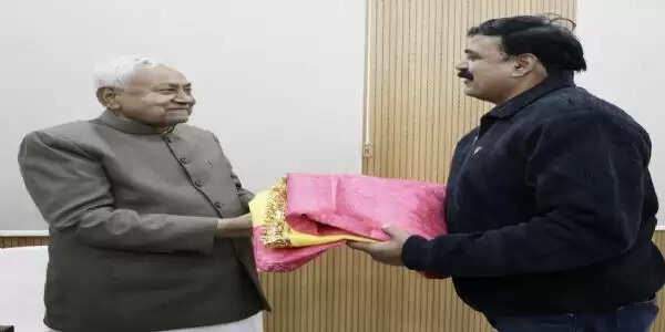 मुख्यमंत्री ने अजमेर शरीफ मजार पर चादरपोशी के लिए मंत्री मो. जमा खान को चादर भेंट की