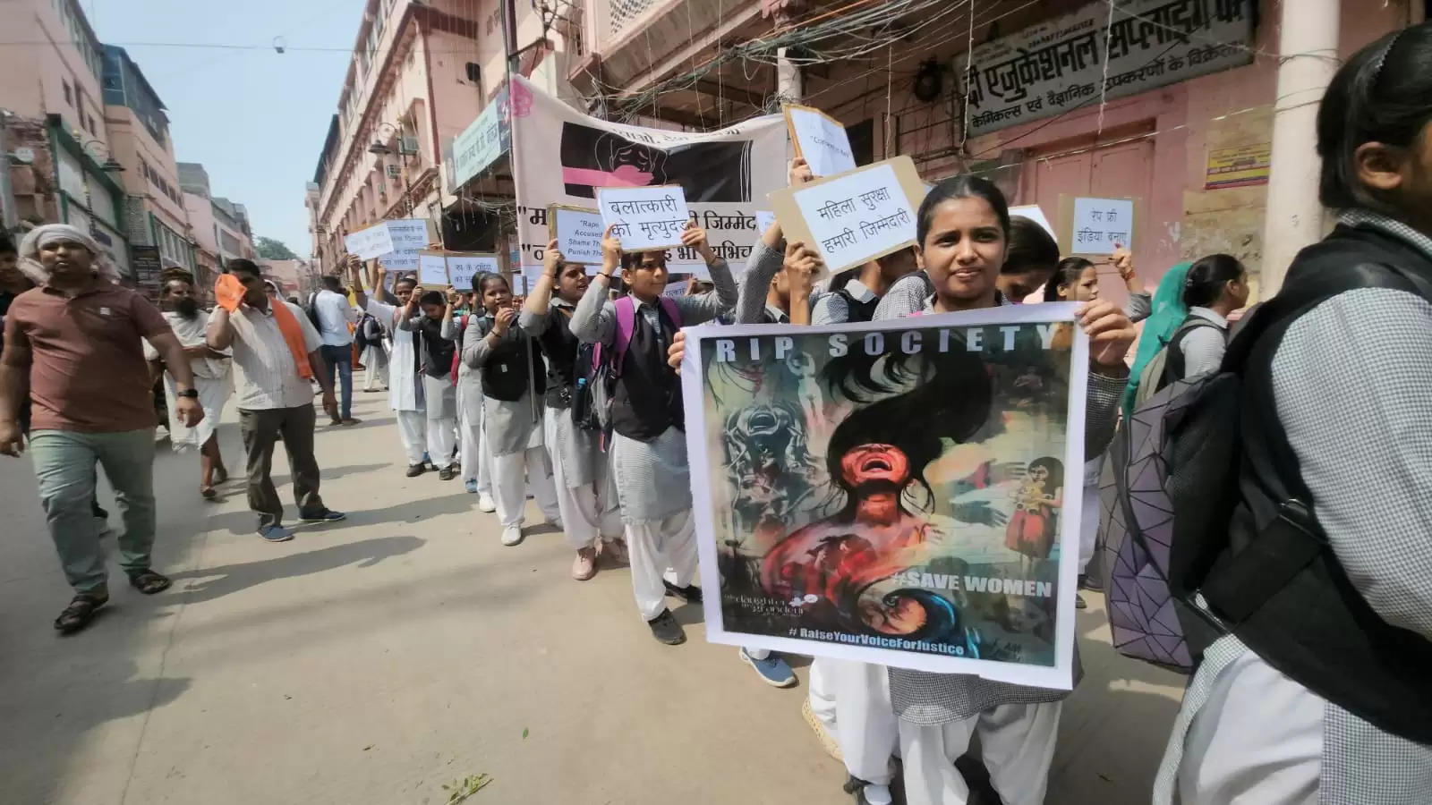 कोलकाता रेप-मर्डर केस के विरोध में छात्राएं सड़क पर, प्रदर्शन