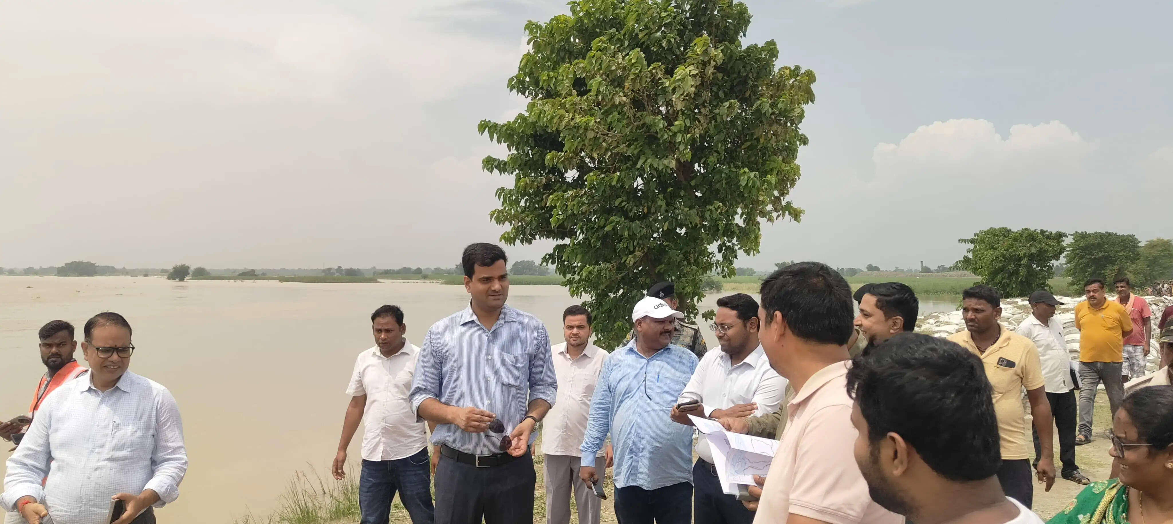 संभावित बाढ़ को लेकर कटिहार प्रशासन अलर्ट, डीएम ने संवेदनशील तटबंधों का लिया जायजा