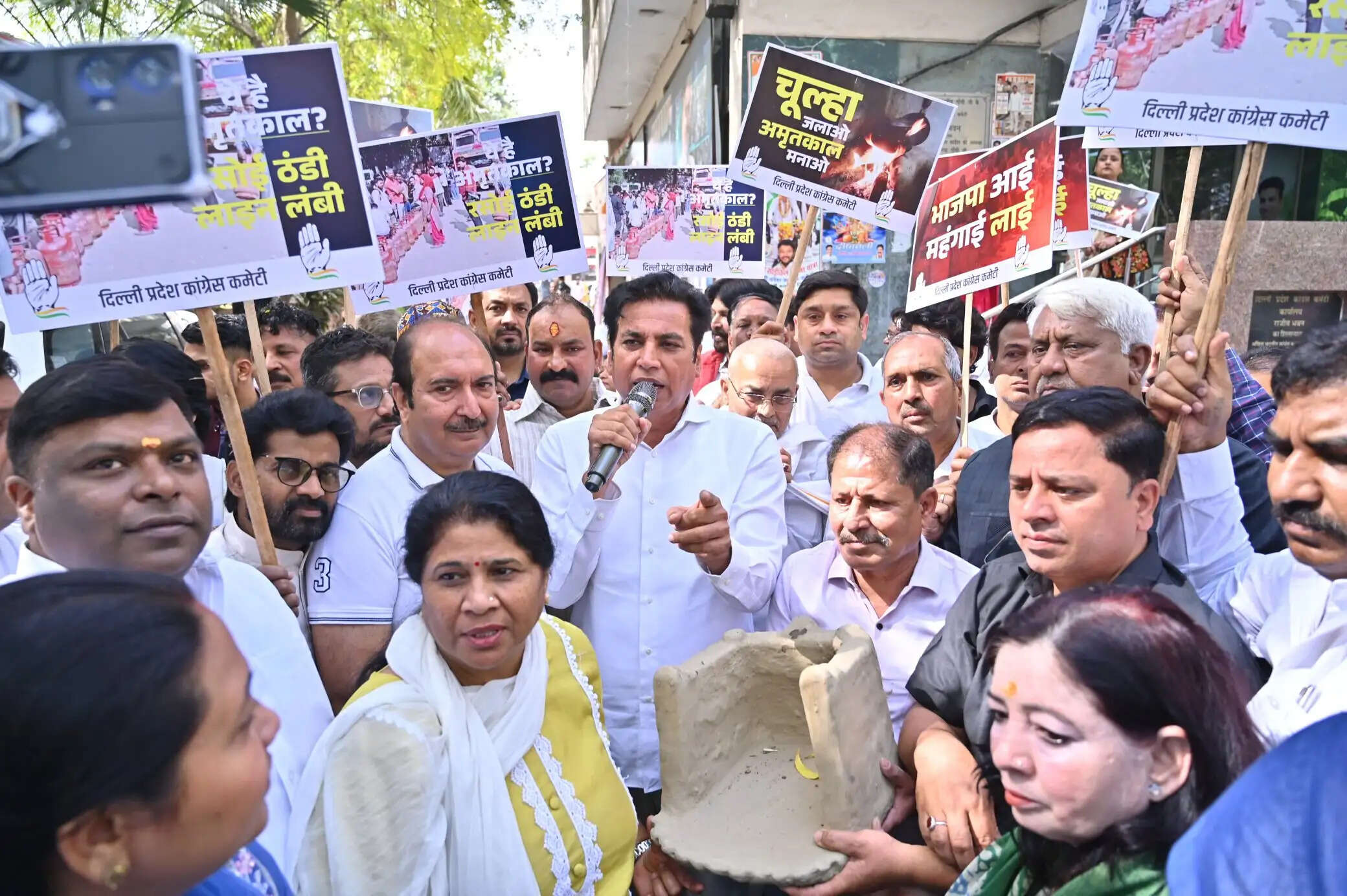 कांग्रेस ने एलपीजी सिलेंडर की किल्लत को लेकर मिट्टी के चूल्हे पर खाना बनाकर किया विरोध प्रदर्शन