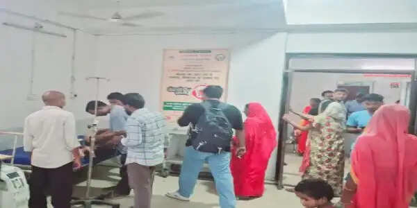 तेज रफ्तार बाइक की चपेट में आया 12 वर्षीय बच्चा, तीन लोग घायल