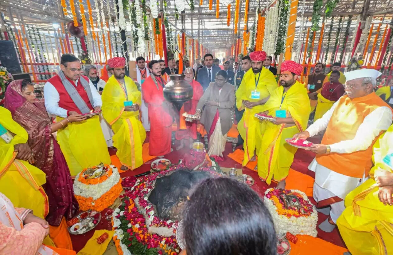 राष्ट्रपति द्रौपदी मुर्मु 1008 कुण्डीय हनुमान महायज्ञ में हुई शामिल