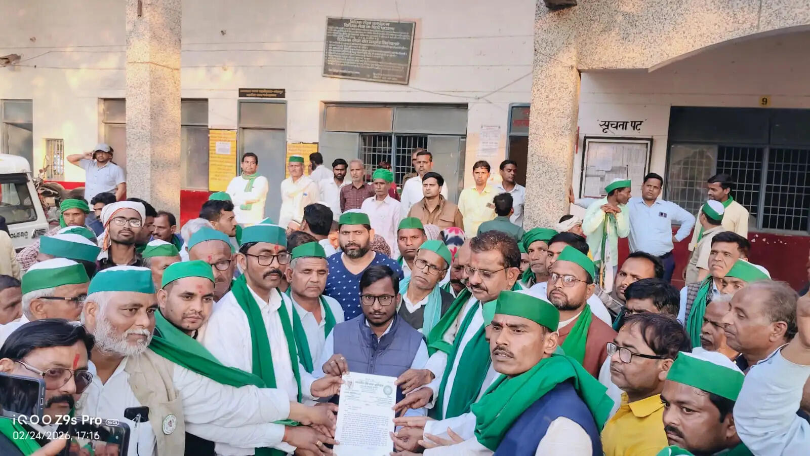 भाकियू ने धरना प्रदर्शन कर किसानों की जमीन का उचित मूल्य मांगा