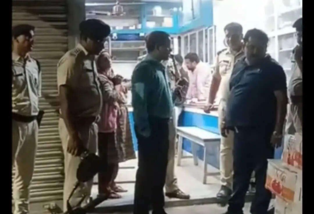 बेतिया के दवा दुकानों पर एसडीएम ने छापा मारा, मचा हड़कंप