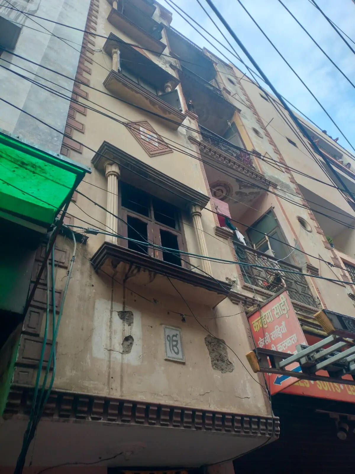 त्रि नगर में घर में लगी आग, छह लोग झुलसे; शॉर्ट सर्किट की आशंका