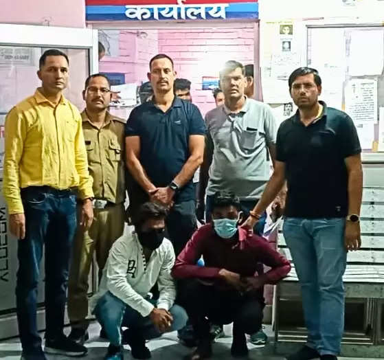 एसटीएफ के हत्थे चढ़े दो इनामी लुटेरे, तमंचा दिखा फाइनेंस कर्मी से की थी लूट