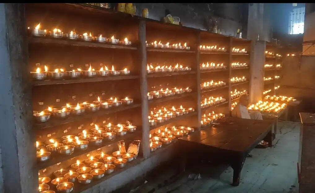 शक्ति उपासना के महापर्व चैत्र नवरात्र की शुरुआत, कानपुर के मंदिरों में उमड़ा श्रद्धालुओं का सैलाब