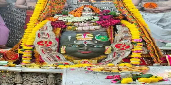 महाकाल का रजत चंद्र-त्रिपुंड और गुलाब के फूलों से श्रृंगार, राजा स्वरूप में दिए दर्शन,&nbsp;भस्म आरती में उमड़े श्रद्धालु