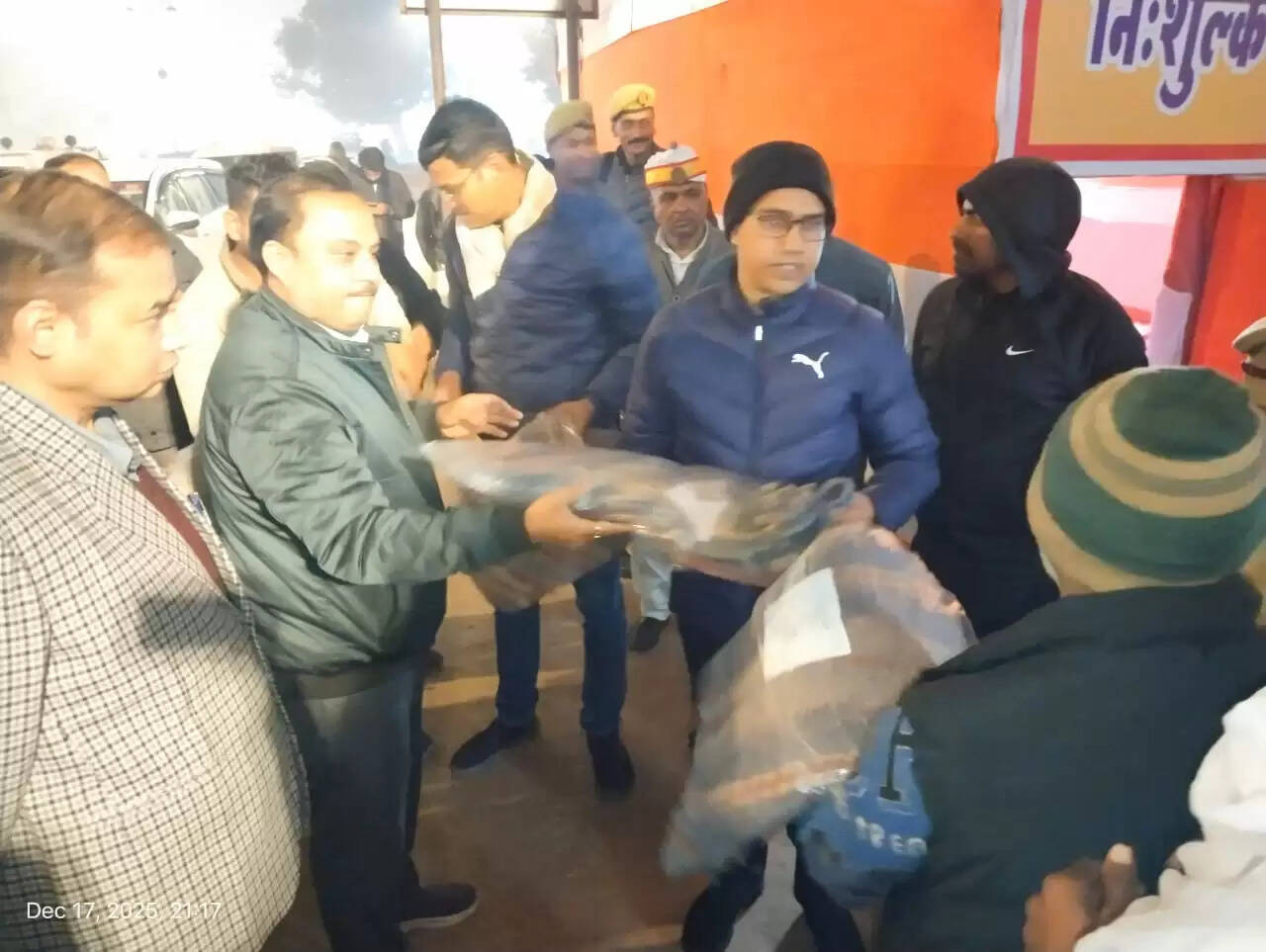 मंडलायुक्त ने&nbsp;रैन बसेरों , सार्वजनिक स्थलों का किया निरीक्षण, जरूरतमंदों को किया कम्बल वितरण