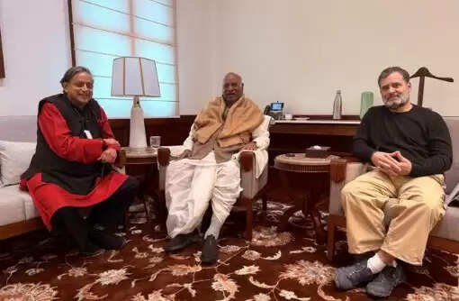 कांग्रेस सांसद शशि थरूर ने खरगे और राहुल गांधी से मुलाकात कर कहा- सब ठीक