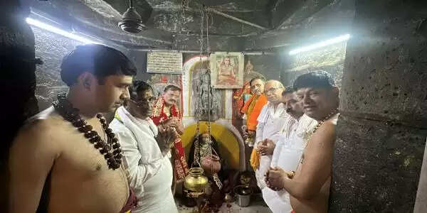 उज्जैन: महाकाल मंदिर में आद्य गुरु श्री शंकराचार्य जी का पूजन किया