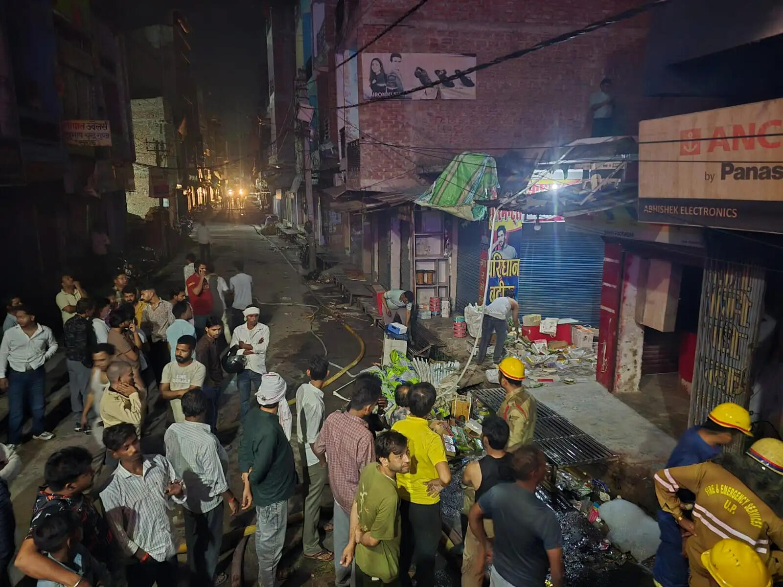 दिबियापुर में इलेक्ट्रॉनिक्स की थोक दुकान में भीषण आग, 30 लाख का सामान राख