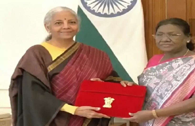 राष्ट्रपति द्रौपदी मुर्मु से मिलीं वित्तमंत्री सीतारमण, आज सुबह 11 बजे लोकसभा में पेश करेंगी बजट