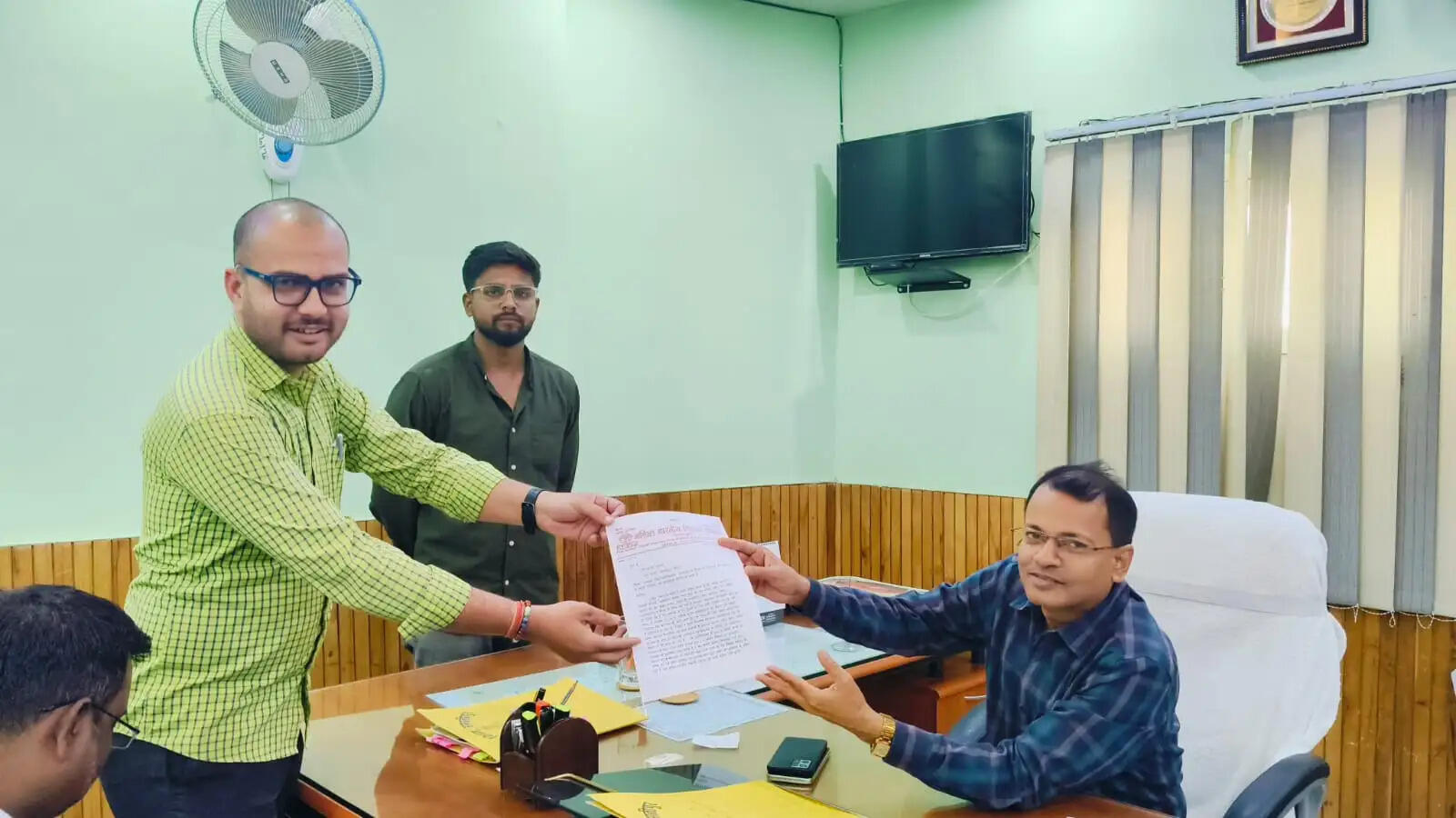 स्थाई समाधान एवं चारदीवारी निर्माण के संबंध में सौंपा मांग पत्र