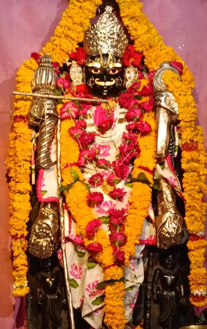 झाबुआ: भगवान् विष्णु के एक हजार नाम मंत्रोच्चार से आराधना करते हुए समर्पित किए गए एक हजार आम