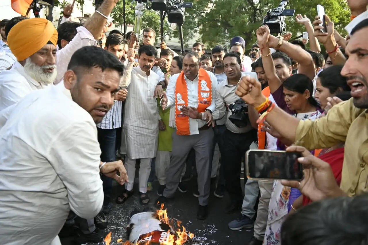 प्रधानमंत्री मोदी पर टिप्पणी से भड़की भाजपा: जयपुर में खड़गे का पुतला फूंका