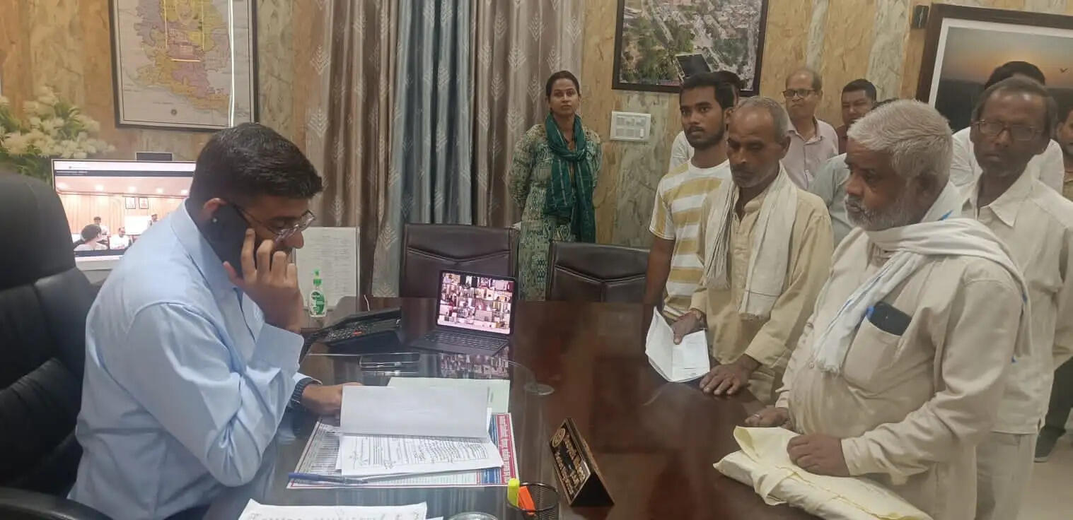 फरियादियों की समस्याएं सुन डीएम ने संबंधित अधिकारियों को दिए त्वरित निस्तारण के निर्देश