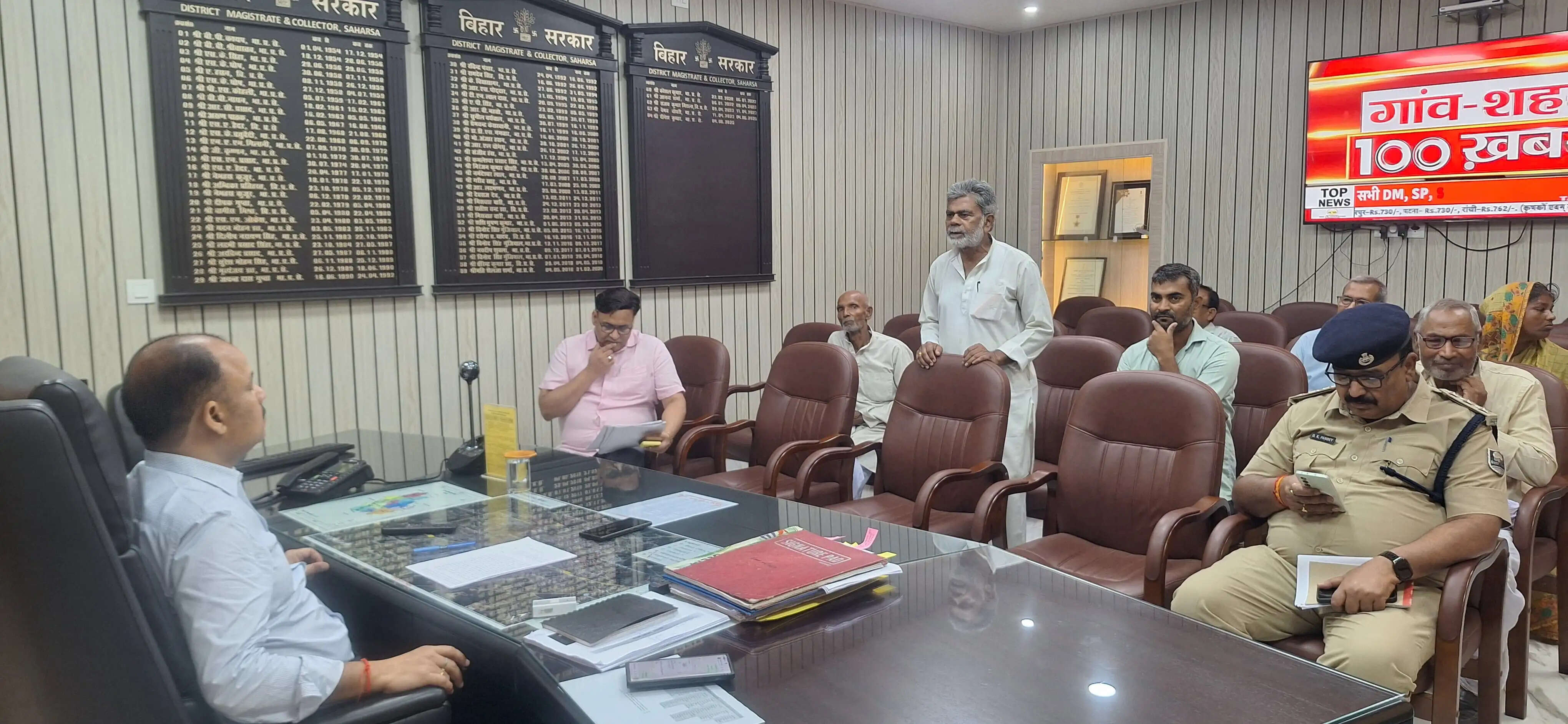 सबका सम्मान-जीवन आसान कार्यक्रम के तहत जिला पदाधिकारी ने सुनी आमजनों की समस्याएं