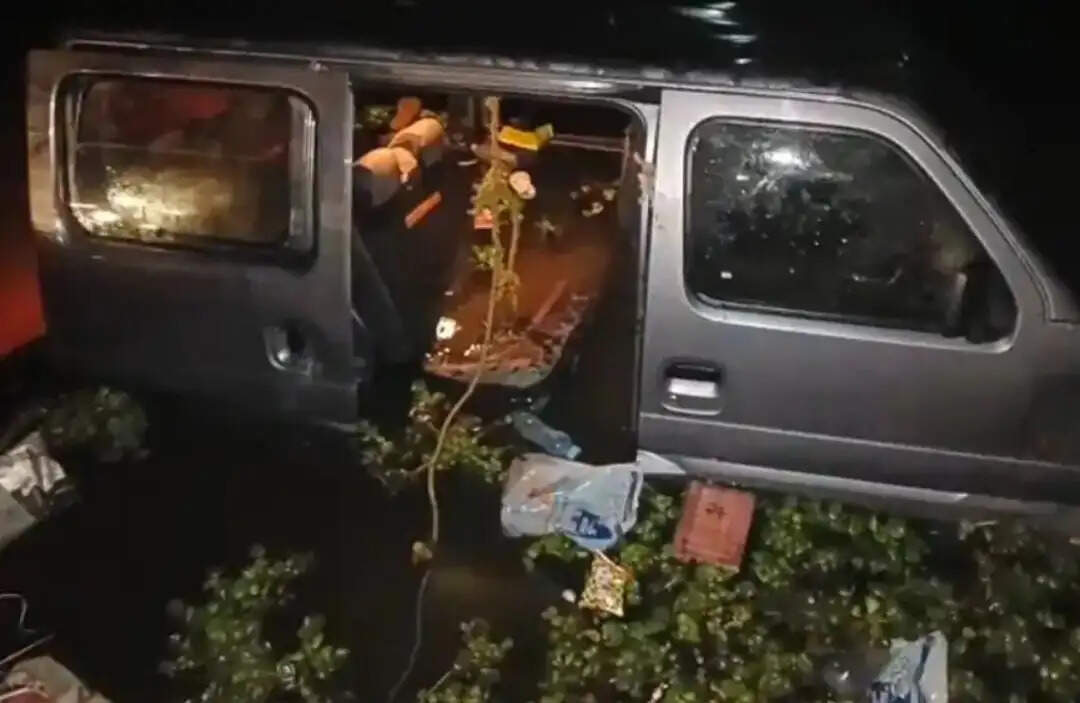 वैन तालाब में गिरी, मासूम समेत चार की मौत