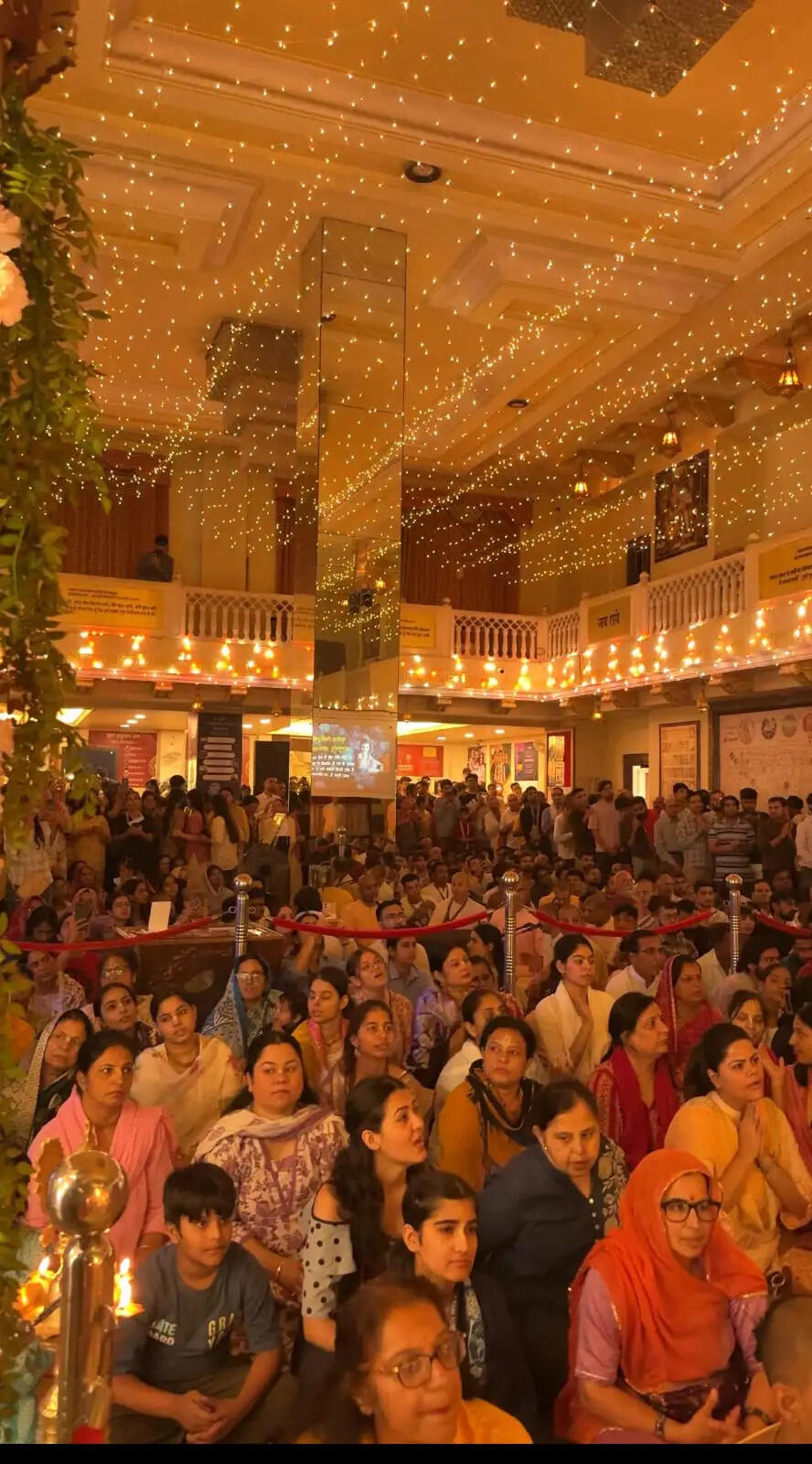 हजारों दीपों से जगमगाया गुप्त वृन्दावन धाम: कार्तिक मास का हुआ भव्य शुभारंभ