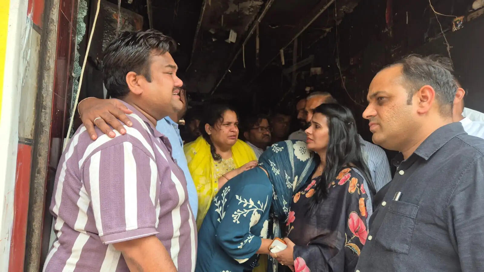 रोहतक के सांपला में कपड़ों के शोरूम में भीषण आग, लाखों का नुकसान